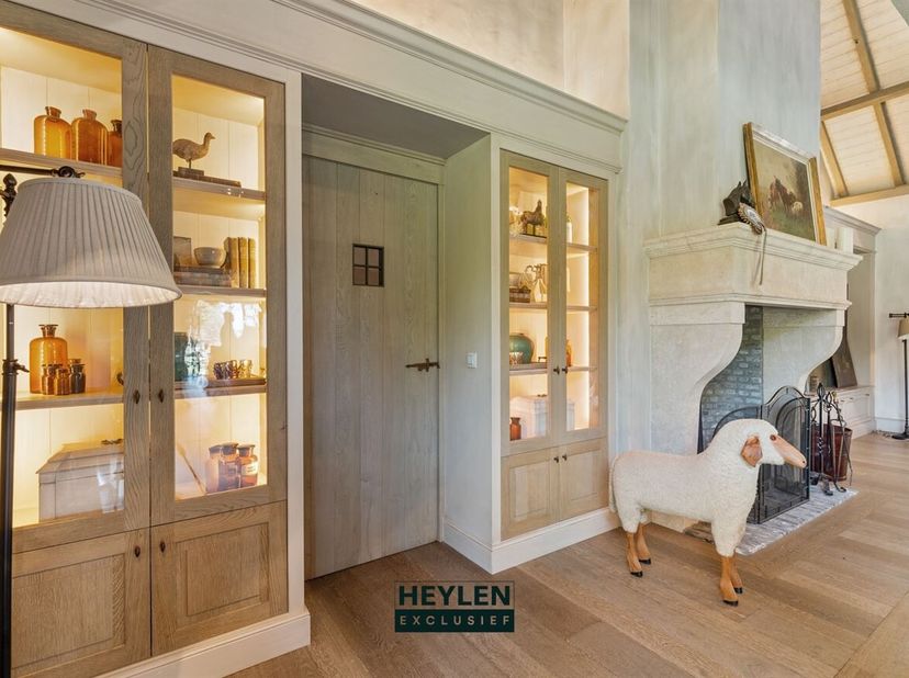 Exclusief gerenoveerde hoeve, luxueus afgewerkt en gelegen op een prachtig perceel van ca. 2.130 m², midden in het groen.<br />
Deze uitzonderlijke ho