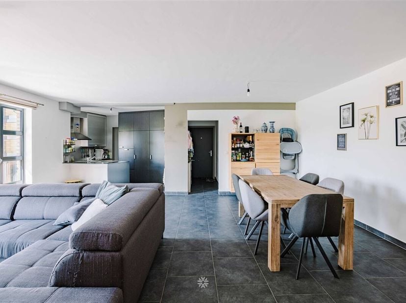 SAINT-SAUVEUR - Bent u op zoek naar een ruim en instapklaar 2-kamer appartement? <br />
Dan is dit pand misschien wel iets voor u! <br />
De belangrij