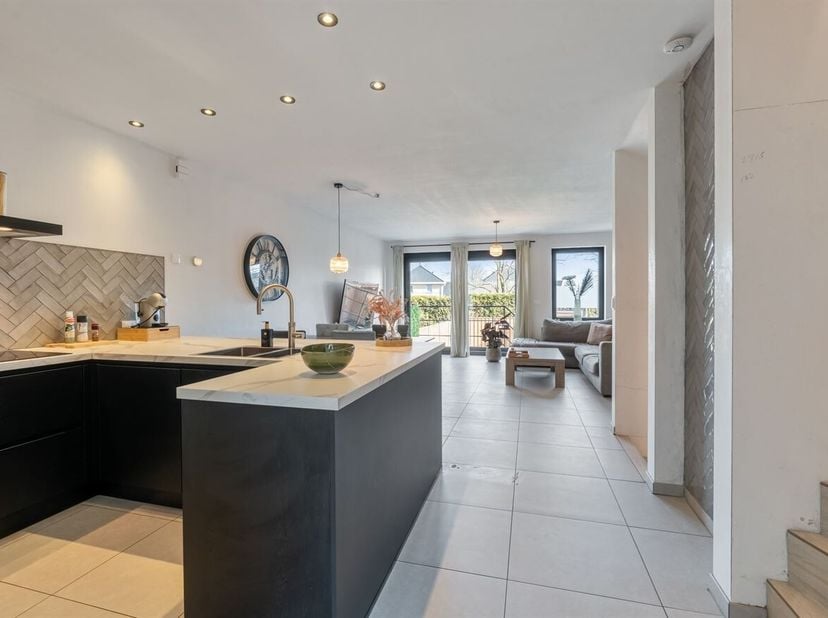 Energiezuinige nieuwbouwwoning met 3 slaapkamers, tuin en 2 ondergrondse autostaanplaatsen<br />
Welkom in deze hoogwaardig afgewerkte nieuwbouwwoning