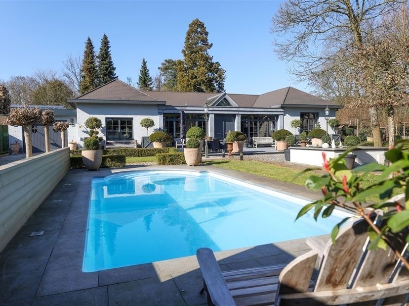 Karaktervolle villa met verwarmd zwembad op een prachtig perceel van 15a 46ca in Bokrijk<br />
<br />
Omgeving:<br />
+ Rustig gelegen in een resid