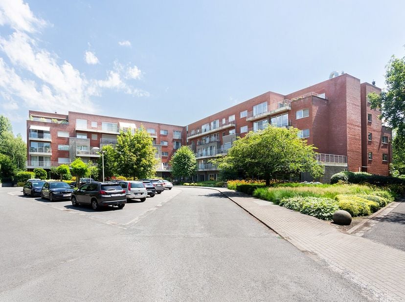Dit 2-slaapkamerappartement is gelegen in de service-residentie Residentie Elsdonck in Wilrijk, een aangename en groene omgeving waar comfortabel en z