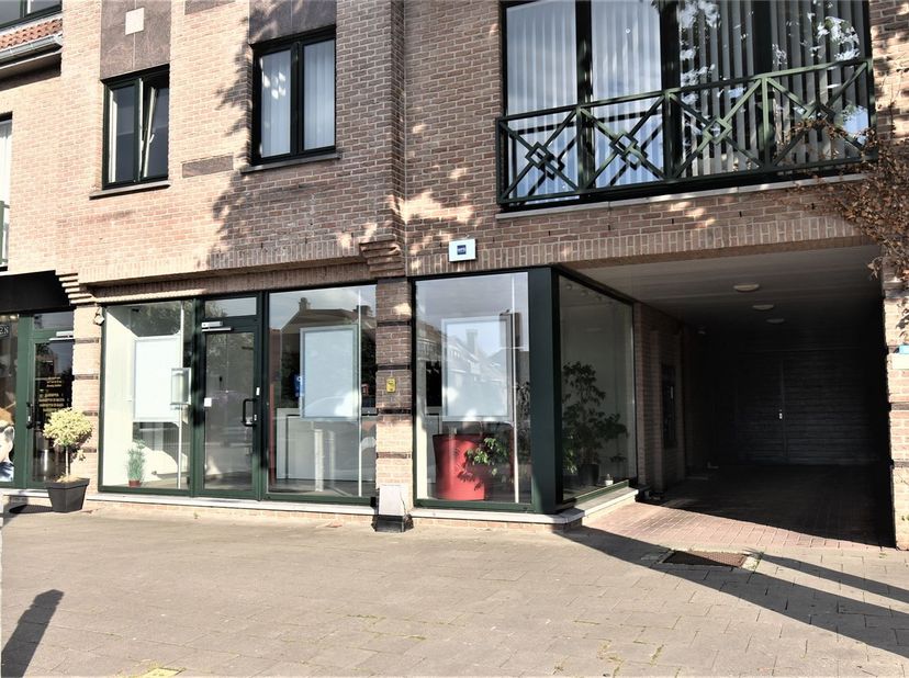 Goed gelegen handelspand te koop in Lanaken-centrum,<br />
aan het Molenweideplein.<br />
<br />
Momenteel is het pand ingericht als kantoor, met afzo