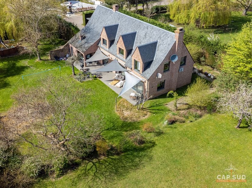 RHODE-SAINT-GENÈSE - Au cœur du très exclusif quartier de l’Ancien Golf, nichée sur une somptueuse parcelle de 28 ares orientée sud-ouest, à l’abri de