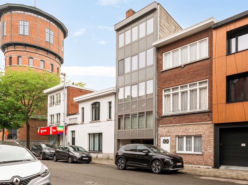 Te renoveren gezinswoning met 3 slaapkamers en terras<br />
Gelijkvloers<br />
Via de inkomhal betreedt u de woning. De leefruimte sluit aan op de keu
