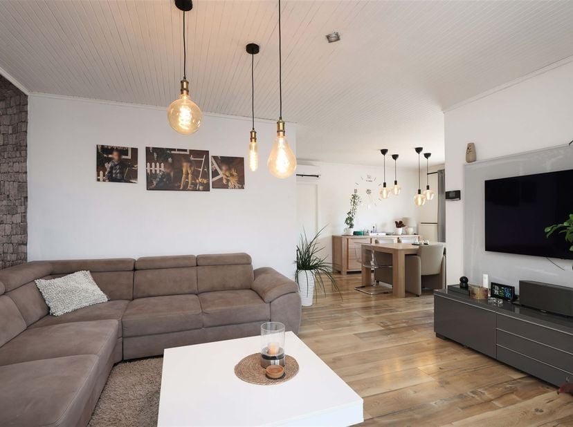 Rustig gelegen tijdloze en ruime gezinswoning met 4 slaapkamers én zonnige tuin<br />
<br />
Omgeving:<br />
+ Gelegen in een rustige en kindvriend