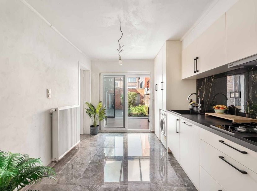Op zoek naar een volledig gerenoveerde gezinswoning in Boom? Deze instapklare woning combineert comfort, ruimte en een slimme indeling op vier niveaus