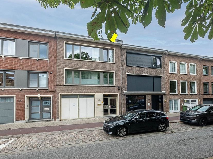 Ligging:<br />
<br />
Appartement op de 2de (en hoogste) verdieping van een klein gebouw zeer goed gelegen in een vrij rustige, brede laan met bomen