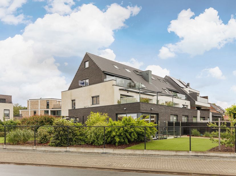 Op zoek naar een bijzonder ruim appartement met een moderne uitstraling en een hoogwaardige afwerking? Deze stijlvolle duplex uit 2015 combineert comf