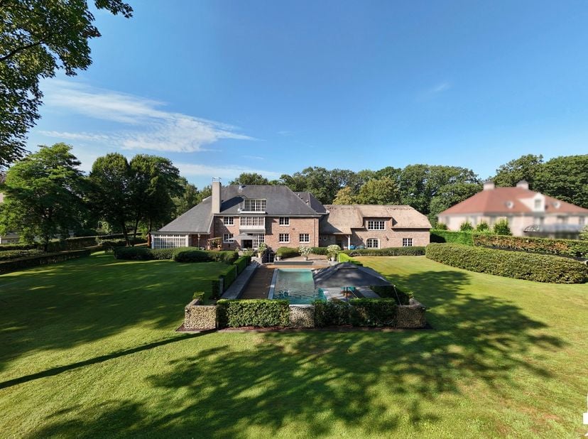 Deze indrukwekkende en uitzonderlijk ruime villa combineert luxe, comfort en veelzijdigheid op een bijzonder hoog niveau. De woning is ontworpen voor