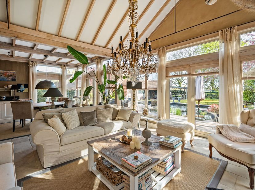 Deze charmante woning is zeer rustig en landelijk gelegen en heeft aan de achterkant een vrij zicht op de landerijen. Deze instapklare eigendom bestaa