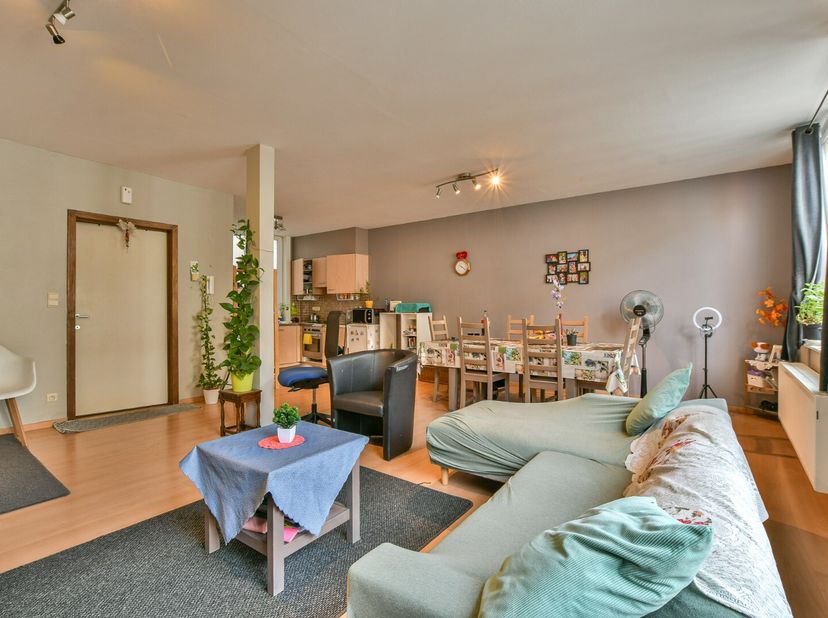 Aangenaam en lichtrijk 2-slaapkamerappartement van ca. 89 m², gelegen op de tweede verdieping in het centrum van Blankenberge. Dit verzorgd appartemen