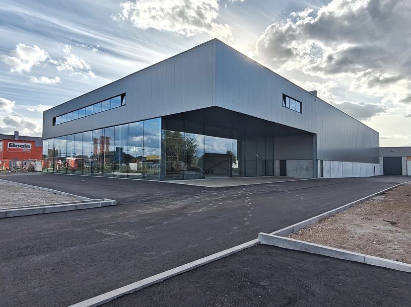 Bâtiment commercial haut de gamme avec entrepôt et bureaux à louer – Boomsesteenweg 50, Aartselaar<br />
Emplacement de premier ordre sur la Boomseste
