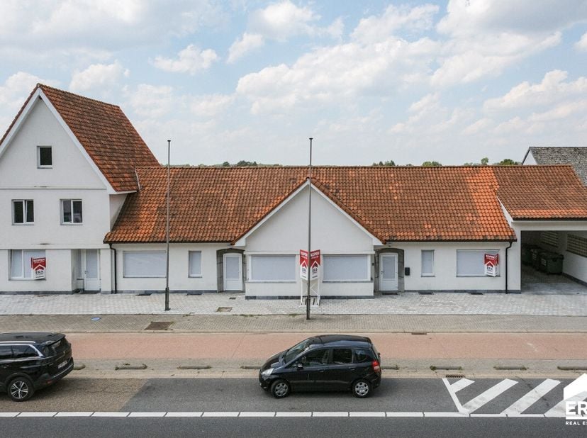 Gelegen op een groene zichtlocatie dicht bij de Nederlandse grens en bij diverse invalswegen richting omliggende Belgische gemeenten en Nederland. Het