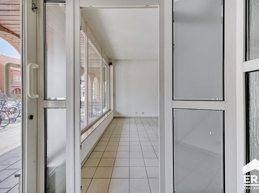 Gelijkvloers handelspand op zichtlocatie in Lommel. Gelegen te Lommel-centrumOnmiddellijk beschikbaarAchterinkomIndeling: handelsruimte, kitchenette,