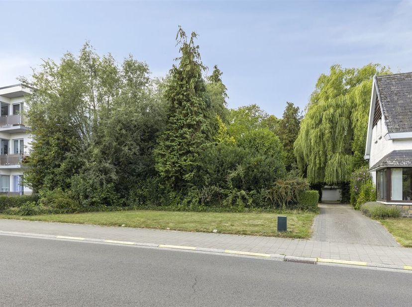 Terrain constructible unique de 804 M2 à vendre pour une construction ouverte avec orientation ouest. La largeur de construction de la maison est de 1