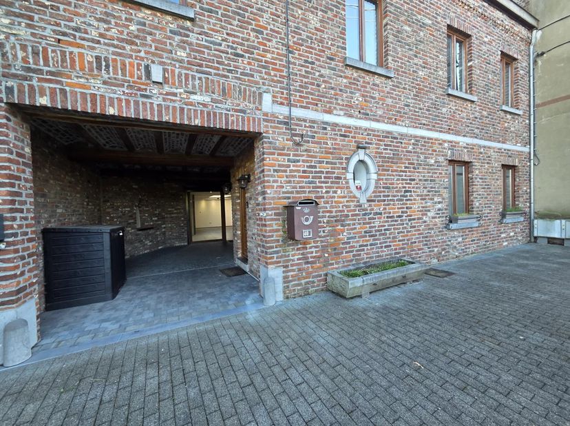 'immobilière Domus vous propose à LA LOCATION<br />
HORRUES CENTRE - PLACE DU TRAM<br />
Surface Commerciale<br />
61m² + arrière boutique de 26m² équ