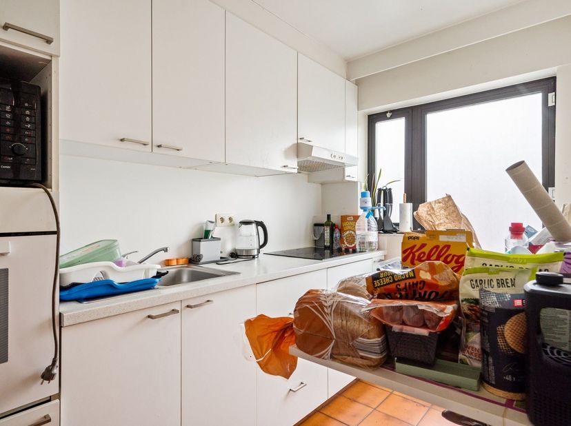 Ligging: Dit appartement bevindt zich in de Diestersteenweg, vlakbij het centrum van Halen. Dankzij deze centrale ligging sta je op enkele minuten in