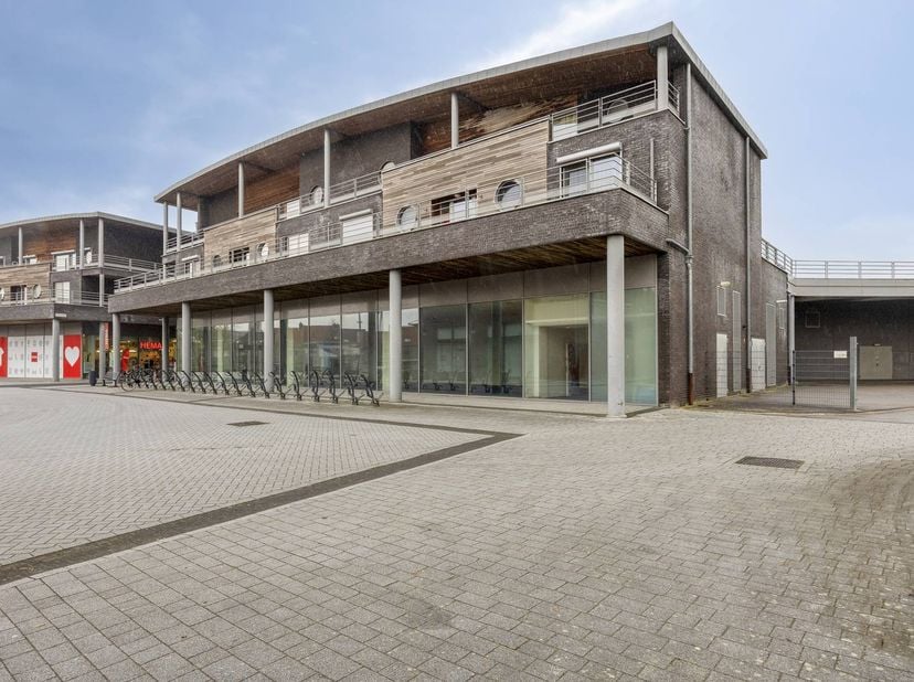 - centre commercial à Maasiek<br />
- autres boutiques : Bel &amp; Bo, Kruidvat, Action,... <br />
- des parkings souterrains <br />
- 300 m² <br />
- cha
