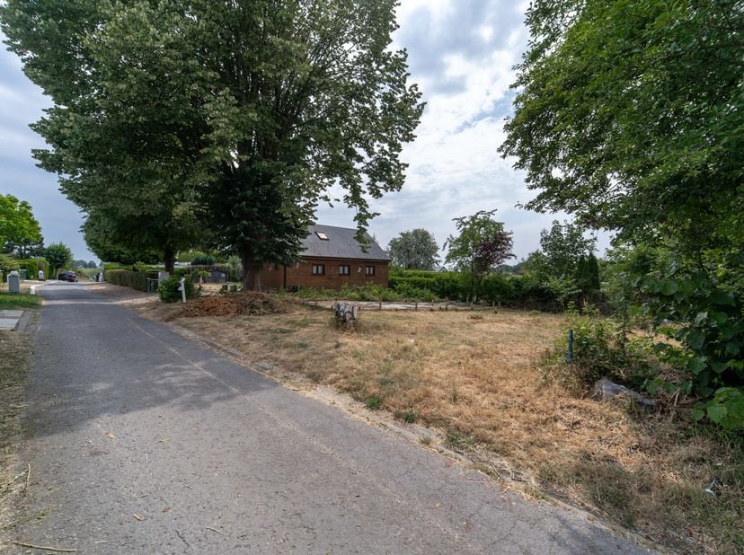 NOUVEAUTÉ – FROIDCHAPELLE<br />
<br />
Terrain d'environ 360 m² situé dans la Résidence du Cul de Cheval (Lot 212), en zone de loisirs, au cœur de la