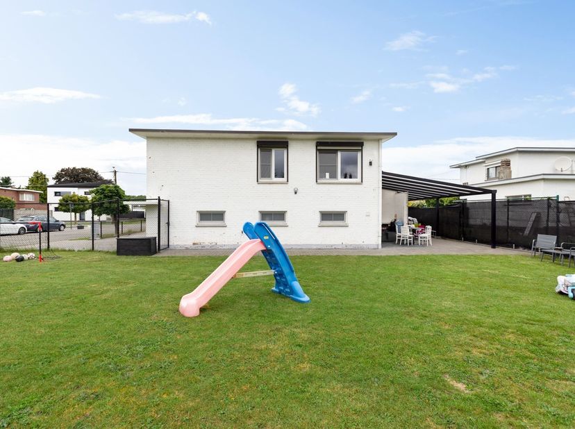 Maison rénovée à Kermt<br />
Dans une rue calme et accueillante pour les enfants à Kermt, nous trouvons cette maison rénovée à deux niveaux.<br />
L