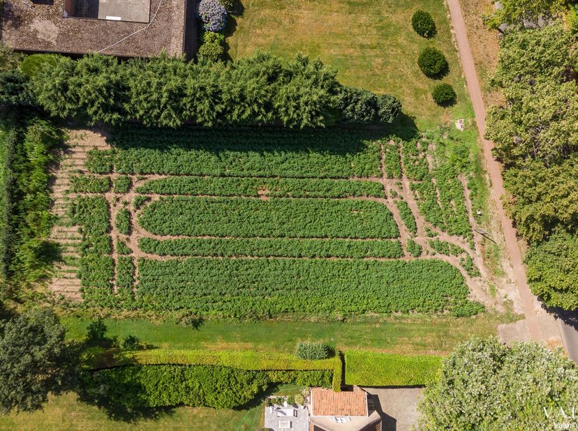 Op een uitstekende locatie in De Pinte, langs de Klossestraat en grenzend aan het prachtige Parkbos, bevinden zich deze twee uitzonderlijke bouwgronde