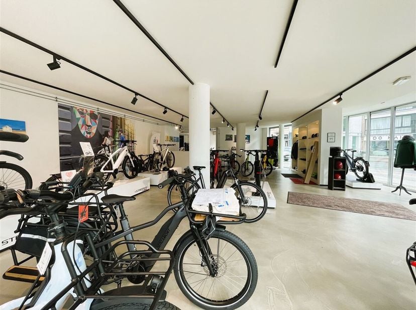 Uitstekend gelegen handelspand in het commerciële centrum van Brasschaat. <br />
Indeling: winkelruimte (113m²), winkelruimte (238m²), 2 toiletten, ke