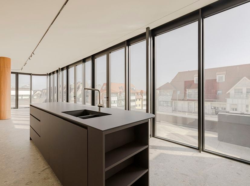 Verfijnde duplex penthouse met authentieke charme gelegen in een beschermd iconisch gebouw nabij de zee in Middelkerke, omgeven door een royale terras