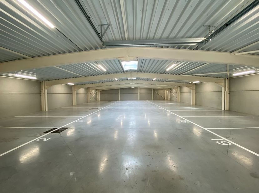 Deze overdekte autostaanplaatsen zijn toegankelijk via een automatische poort en voorzien van&amp;nbsp;verlichting.<br />
<br />
BESCHIKBAAR VANAF 1 SEPTE