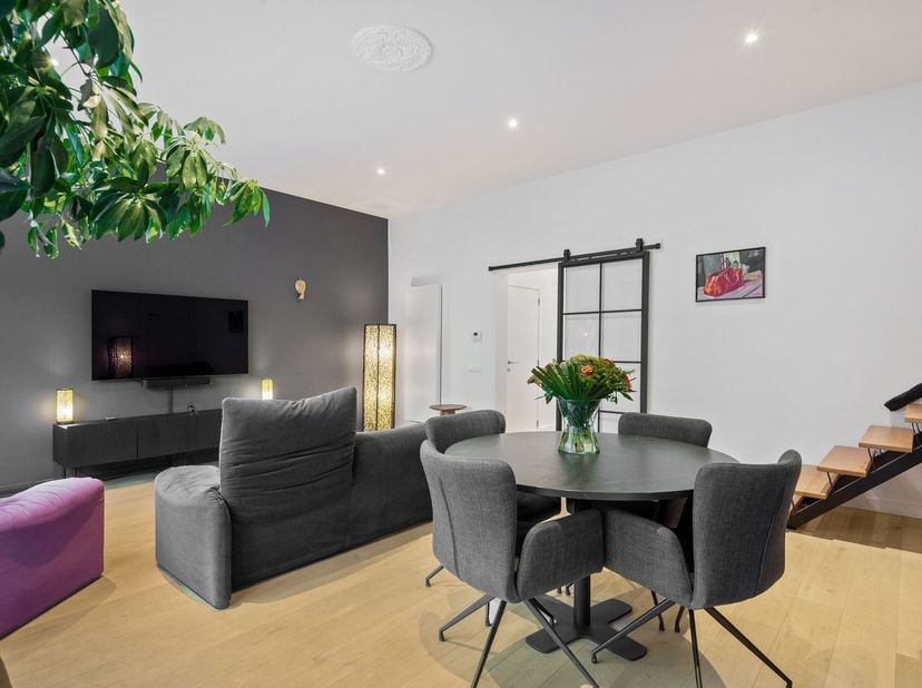 Dit volledig gerenoveerde gelijkvloers appartement is prachtig gelegen aan het Kaaiplein in Burcht, vlak aan de Schelde en op korte afstand van Antwer