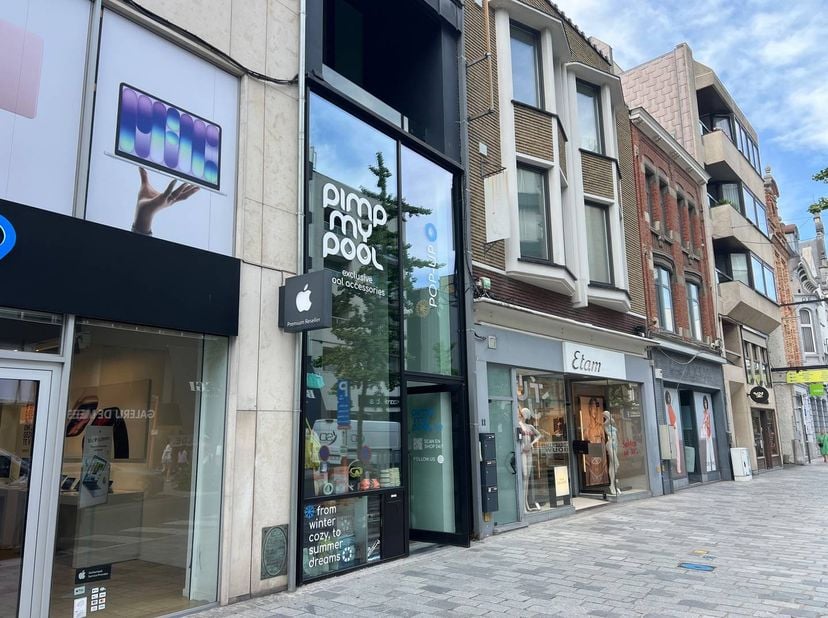 Cette propriété commerciale à louer facilement accessible est située dans un emplacement idéal dans le centre-ville animé de Roeselare. L'espace comme