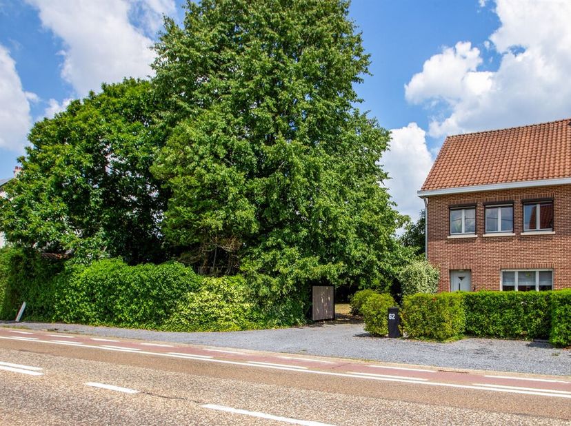 Située au 62 Beringersteenweg à Zonhoven, cette maison bénéficie d'un emplacement exceptionnel et d'une excellente accessibilité. Le centre de Zonhove