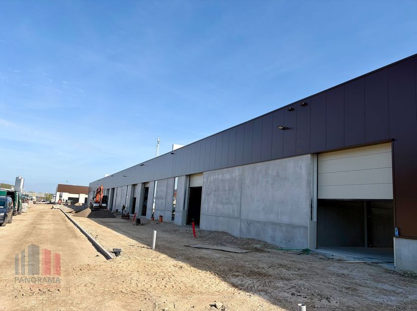 Unité PME neuve d’une superficie de 400 m² à vendre dans la nouvelle zone d’activités « STADSBEEMD ». Des surfaces plus grandes sont également possibl