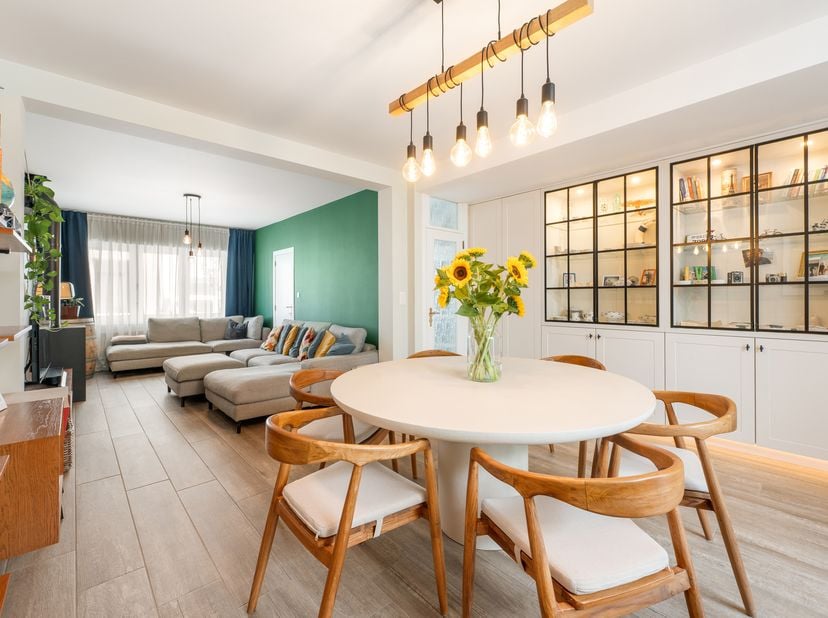 In 2018 gerenoveerde woning, rustig gelegen in een aangename buurt op wandelafstand van de Grote Markt. De woning beschikt over 3 ruime slaapkamers, 2