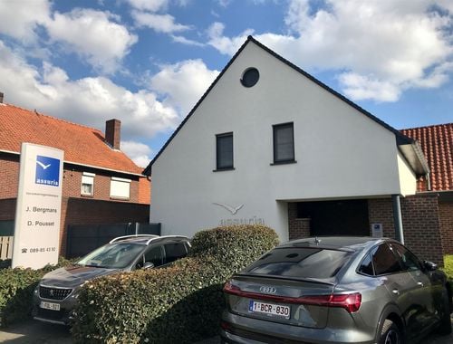                                         Bureaux à louer à Opglabbeek, € 695
