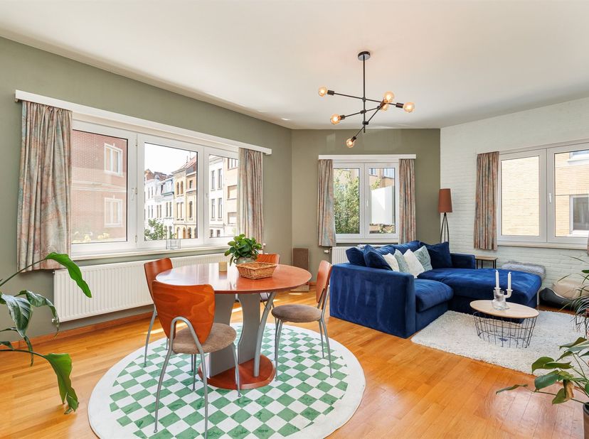 Het appartement is gelegen in een levendige en centraal gelegen buurt, op korte afstand van het bruisende stadscentrum van Antwerpen. In de directe om