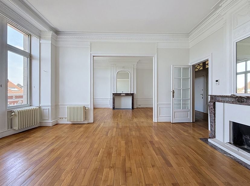 IXELLES/PLACE BRUGMANN - Idéalement situé à deux pas de la Place Brugmann, au quatrième étage d'un bel immeuble Haussmannien, magnifique appartement o