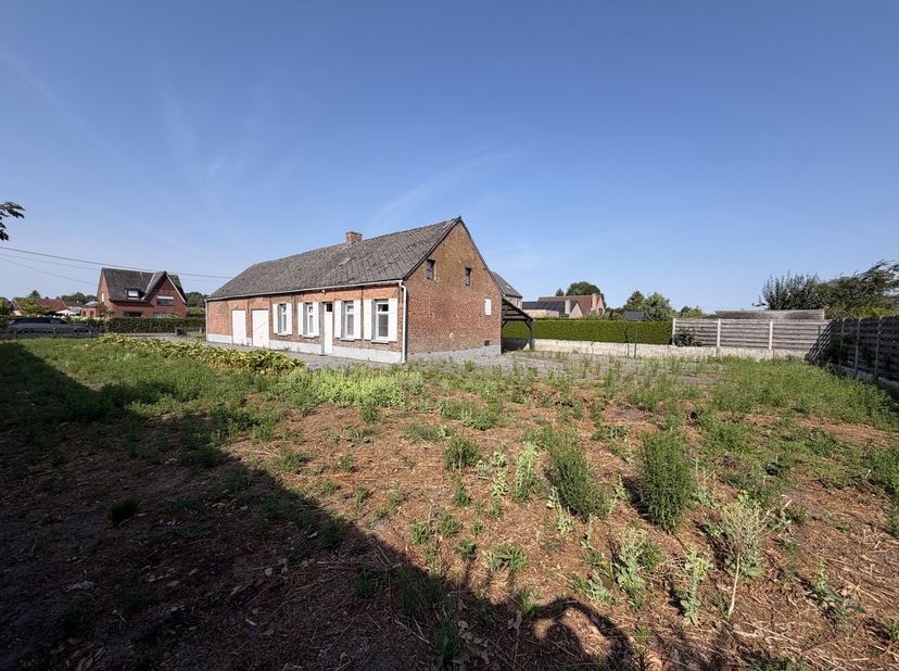 Residentieel gelegen eigendom aan de Klein Raamstraat, zijnde een prachtige langgevelboerderij uit de periode 1850-1874 (2de helft 19 de eeuw).<br />