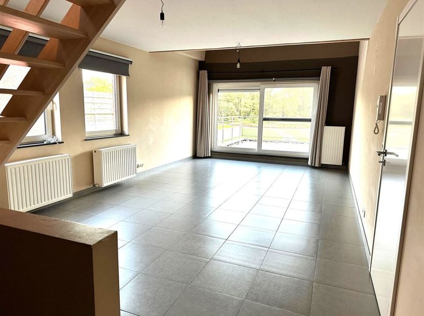 Cet appartement est situé à proximité du centre de Diepenbeek, sur la route reliant Diepenbeek à Genk. Il occupe le premier et le deuxième étage et co