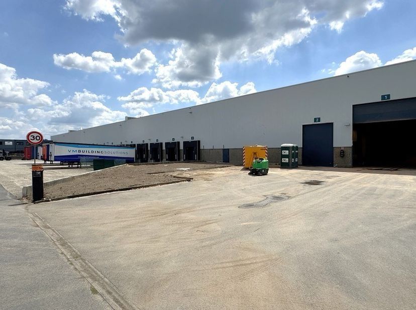 10.153m² magazijn met 533m² kantoren (uitbreidbaar tot 16.714m² magazijn)<br />
Ligging: vlakbij N16 met vlotte verbinding naar A12 (Antwerpen - Bruss