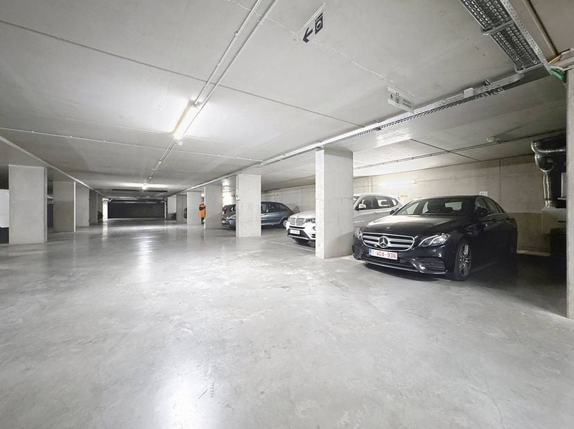 Nabij het nieuwe Centre Pompidou, Tour &amp; Taxi en Noordstation, in de Helihavenlaan 42, te Brussel, pakket van 4 parkeerplaatsen op -1 van een recent g