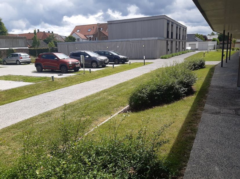 Dit appartement beschikt over een inkomhal, leefruimte met open keuken, tuin en terras, twee (slaap)kamers, badkamer en berging.<br />
U geniet tevens