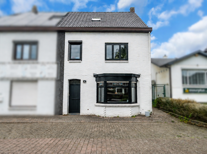 Charmante halfopen woning op topligging in Kinrooi<br />
<br />
Bent u op zoek naar een gezellige woning met karakter, praktische indeling én een uits