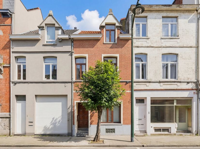 À proximité de la rue Vanderkindere, sur l'Avenue des Sept Bonniers, belle maison à rafraîchir, d'une superficie totale de ± 200 m² bruts avec cour in