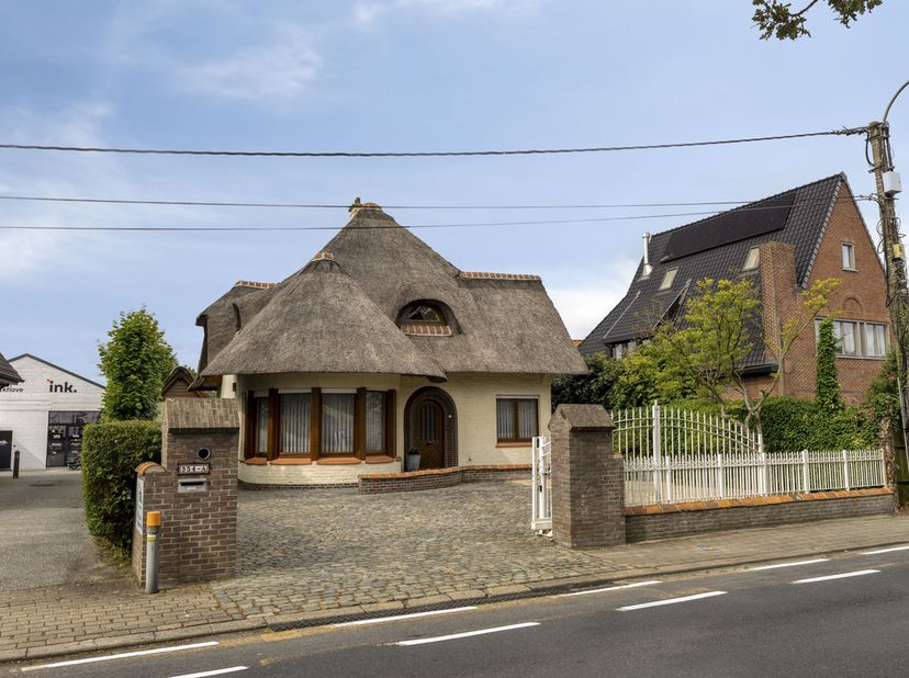 Gelegen langs de Oudenaardsesteenweg in Kortrijk vinden we deze charmante alleenstaande villa op een perceel van 706 m². De woning combineert een cent