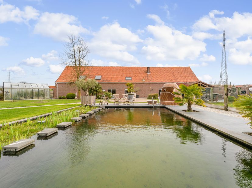 Charmante hoeve met tal van mogelijkheden en loods is op zoek naar nieuwe eigenaars!<br />
Bij binnenkomst van de woning kan je meteen een gastentoile