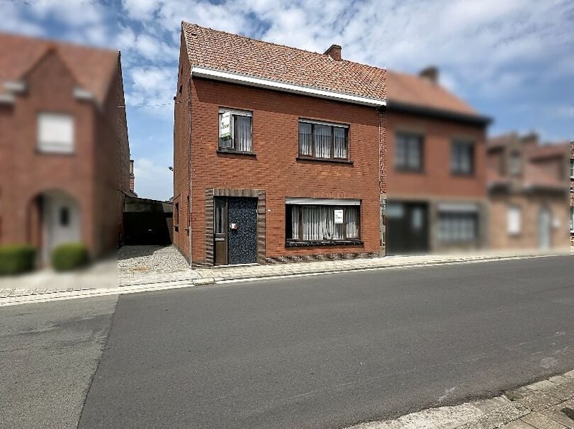 Op een boogscheut van het bruisende centrum van Diksmuide, in Beerst, bevindt zich deze solide woning op een vlot bereikbare ligging nabij tal van voo