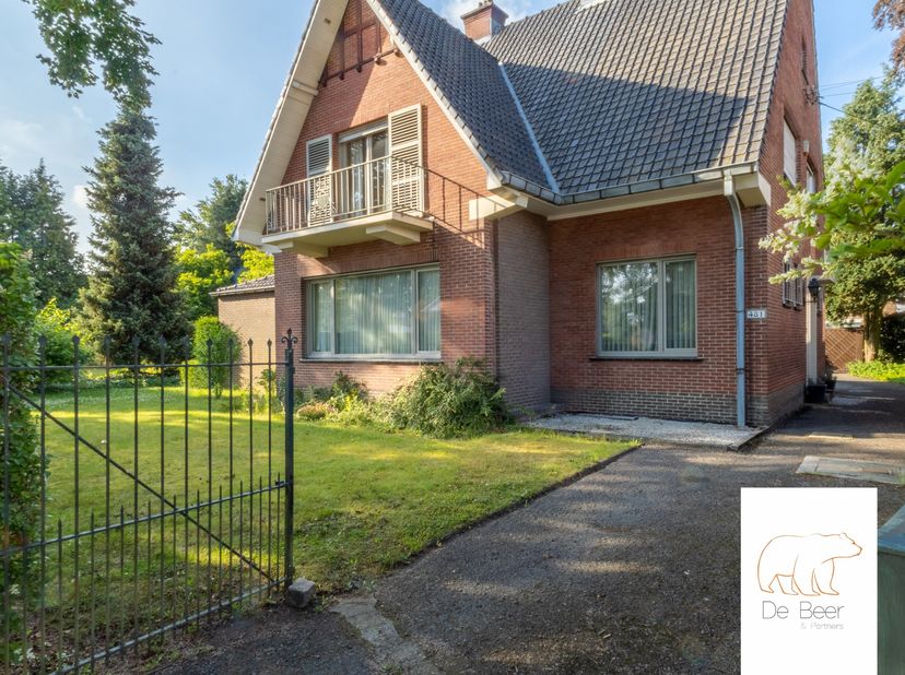 Deze tijdloze villa naar ontwerp van Arch. De Vloed werd gebouwd in 1965. Eind jaren '80 werd de villa uitgebreid en gerenoveerd. <br />
De villa is g