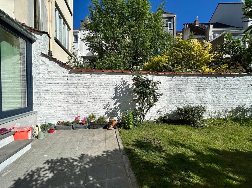 IXELLES, quartier du Châtelain, à proximité immédiate des commerces, restaurants et galeries d’art. Cette MAISON (4ch/1sdd/1sdb) unifamiliale avec jar