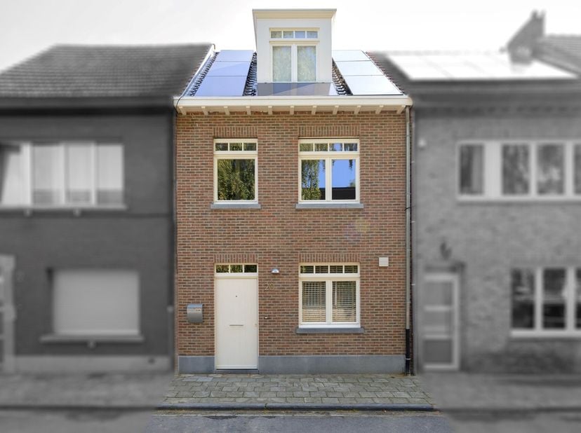 Deze trendy stadswoning van BJ 2014 is ingericht met oog voor detail.<br />
Via de inkomdeur heeft u toegang tot de ruime keuken (ingericht met oven,