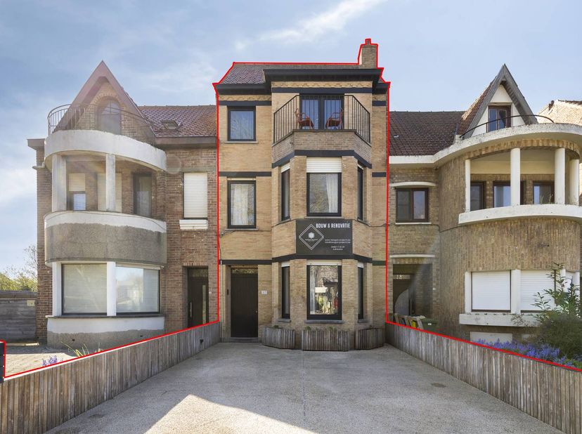 Deze instapklare woning is gelegen in de Duinhoekstraat, vlak naast het Calmeynbos, de duinen en winkels. De kwalitatieve afwerking, het gunstige EPC
